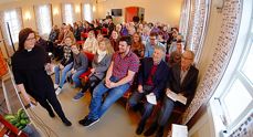 Baptistkirken i Steinkjer var fullsatt under den økumeniske gudstjenesten søndag 28. januar. Baptist-pastor Grethe Norøm Spolèn ledet an. (Alle foto: Arne Opdal)