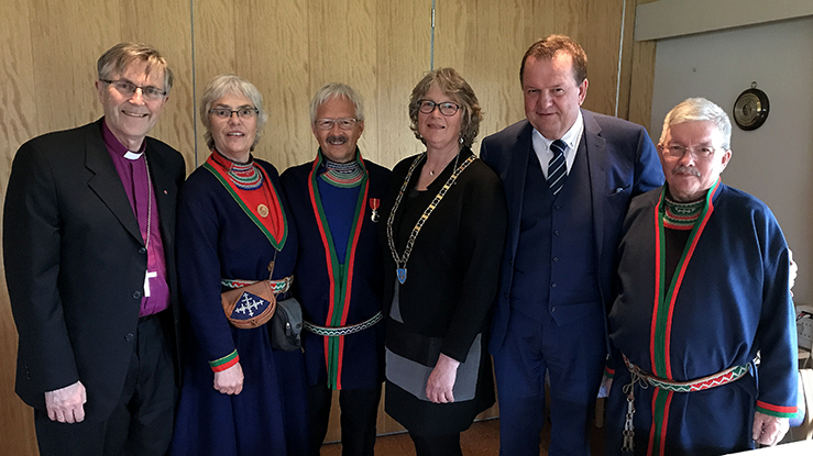 Fra utdelingen av Kongens fortjenestemedalje i Snåsa. Fra venstre: Biskop Tor Singsaas, Anne-Grethe Leine Bientie, medaljevinner Bierna Bientie, Snåsa-ordfører Tone Våg, fylkesmann Inge Ryan og leder av samisk menighetsråd i sørsamisk område Sigfred Jåma.