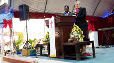 Biskop Herborg Finnset taler til menigheten i Addis Abbeba. (Foto: Olav Dahle Svanholm)