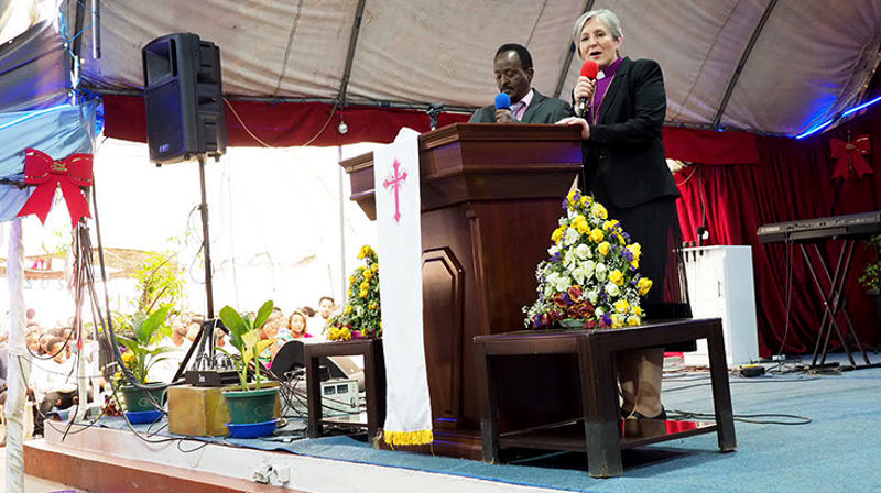 Biskop  Herborg Finnset taler til menigheten i Addis Abbeba. (Foto: Olav Dahle Svanholm)