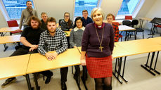 Biskop Herborg Finnset i møte med kirkemusikkstudenter ved NTNU i Trondheim. Bakerst til høyre universitetslektor David Scott Hamnes. (Foto: Magne Vik Bjørkøy)