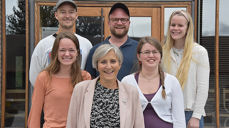 Sommervikarer på besøk hos biskop Herborg Finnset i Erkebispegården. Foran fra venstre: Matilde Oppsahl (Stjørdal prosti), biskop Herborg og Anna Malene Jönsson (Namdal prosti). Bak fra venstre: Tor Olav Gauksås (Sør-Innherad prosti), Steffen Torsteinsen Aune (Pilegrimsprest) og Anne-Mari Bjølverud Aas (Trondheim storprosti).