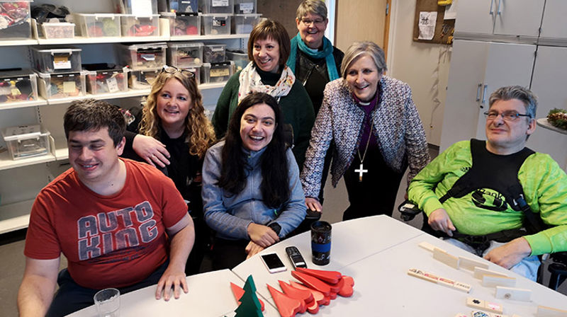 Biskop Herborgs besøk på Melhus arbeidssenter ble et av mange møter med sosialt og diakonalt arbeid i Melhus. Bak på bildet står også diakon Tone Njøs (lyst skjerf) og sokneprest Merete Sand (blått skjerf). (Foto: Øystein Flø)