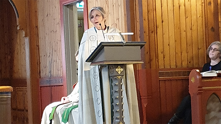 Biskop Herborg Finnset preker under visitasgudstjenesten i Strinda kirke. (Foto: Inge Torset)