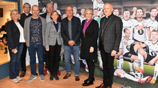 Biskopens besøk på Lerkendal ga viktige historier og perspektiv tilbake. På bildet fra venstre: Daglig leder i RBK Tove Moe Dyrhaug, sokneprest i Hoeggen Kjartan Bergslid, Sportslig leder i RBK Stig Inge Bjørnebye, medlem i Tempe menighetsråd Stein Bratseth, sokneprest i Tempe Marianne Steinnes, RBK-legende Gøran Sørloth, biskop Herborg Finnset og prost Nils Åge Aune (Alle foto: Magne Vik Bjørkøy)