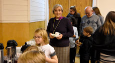 Biskop Herborg koste seg på bygdekveld i Bratsberghallen. (Alle foto: Magne Vik Bjørkøy)