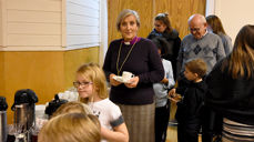 Biskop Herborg koste seg på bygdekveld i Bratsberghallen. (Alle foto: Magne Vik Bjørkøy)