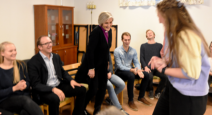 KRIK-erne i Tempe kirke lot ikke anledningen gå fra seg til å leike litt med biskopen (Alle foto: Magne Vik Bjørkøy)