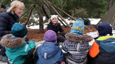 For å møte barna i Ferista friluftsbarnehage, måtte biskop Herborg og hennes følge ta turen ut i Bymarka. (Alle foto: Aud Kristin Saltvik Aasen)
