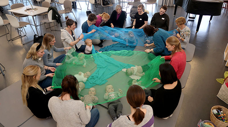 Babysangen på Sverresborg kirkesenter har blitt et populært tilbud i lokalmiljøet. Under visitasen fikk biskop Herborg delta i sangen. (Alle foto: Aud Kristin Saltvik Aasen)