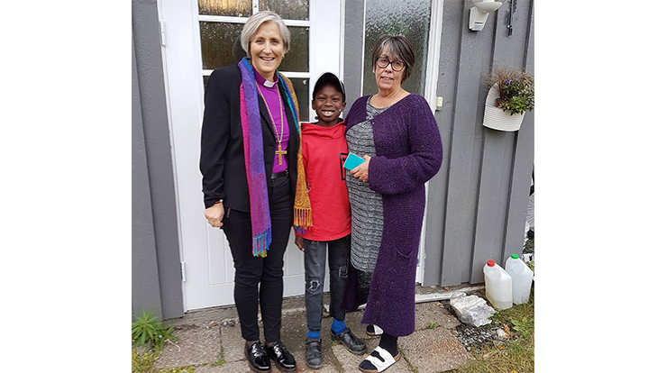 Sykedagen ble ikke så ille likevel for Colin fra Røyrvik skole, da biskop Herborg kom på hjemmebesøk. Her på trammen sammen med mamma Anne Gunn Mikkelsen. (Alle foto: Inge Torset)