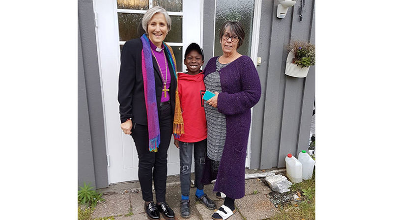 Sykedagen ble ikke så ille likevel for Colin fra Røyrvik skole, da biskop Herborg kom på hjemmebesøk. Her på trammen sammen med mamma Anne Gunn Mikkelsen. (Alle foto: Inge Torset)
