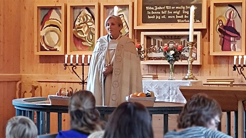Lokale skole- og barnehagebarn fikk feire gudstjeneste sammen med biskop Herborg Finnset i Trones kirke under dag 1 av bispevisitasen. (Alle foto: Inge Torset)
