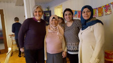 Biskop Herborg Finnset sammen med fornøyde deltagere på Torsdagsklubben i Rissa.