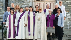 Biskop Herborg Finnset sammen med medvirkende under visitasgudstjenesten i Rissa kirke. (Foto: Inge Torset)