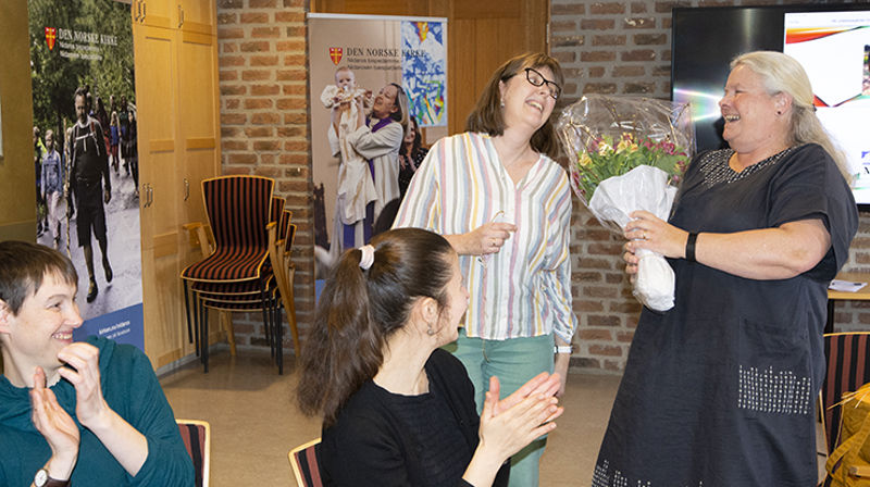 Leder i Nidaros stift av Det Norske Diakonforbund, Sissel Håve Smørvik, takket og overrakte blomster til avtroppende diakonrådgiver Britt Arnhild Wigum Lindland. (Foto: Magne Vik Bjørkøy)