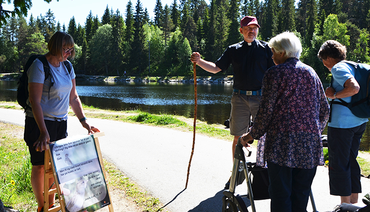 Pilegrimsprest Einar Vegge ledet an i pilegrimsvandringen ved Haukvatnet. (Alle foto: Britt Arnhild Wigum Lindland)
