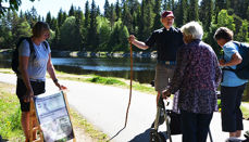 Pilegrimsprest Einar Vegge ledet an i pilegrimsvandringen ved Haukvatnet. (Alle foto: Britt Arnhild Wigum Lindland)