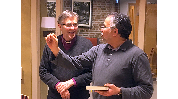 Biskop Tor Singsaas fikk med seg et eksemplar av Koranen fra sitt siste møte som biskop i dialogforumet. Gaven ble overrakt av Matri Abroud fra Muslim Society i Trondheim.