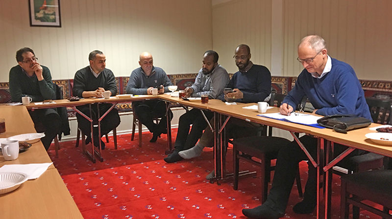Prost Øystein Flø (til høyre) under et av møtene i den muslims-kristne dialoggruppa i Trondheim.