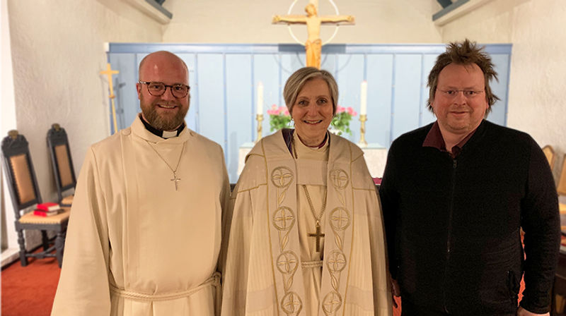 Medvirkende under "Dypdykk" i Tempe kirke. Fra venstre: Prestevikar i Nidelven menighet Steffen Torsteinsen Aune, biskop Herborg Finnset og kantor Øystein Løvli.