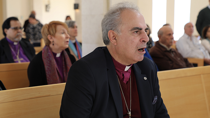 Biskop Ibrahim Azar er takknemlig for støtten fra sine partnerkirkre, blant annet i innsamlingsaksjonen som er ledet av Nidaros og Borg bispedømmer. Men behovet er stort, vær derfor med å gi på VIPPS 609350. (Foto: ELCJHL)