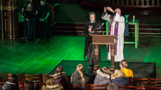 Nattverd i grønt i Lademoen kirke. Kateket Katri Sundvall-Falch og sogneprest Stein Ellinggard delte ut brød og vin under Electro-messen i Lademoen kirke. (Foto: Olav Hove)