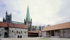 Nidaros bispedømmekontor holder til i moderne innredede lokaler og samtidig historiske omgivelser i Erkebispegården i Trondheim.