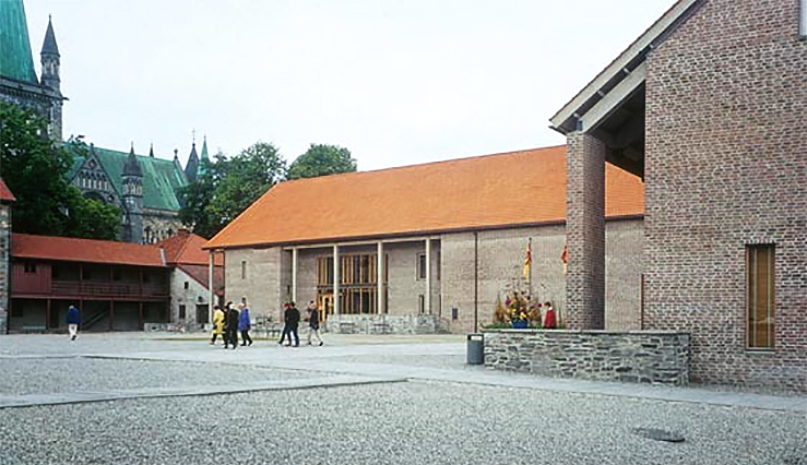 Stiftsdirektøren har det øverste ansvaret for bispedømmekontorets arbeid, er daglig leder for bispedømmerådets virksomhet, og holder til i Erkebispegården i Trondheim.