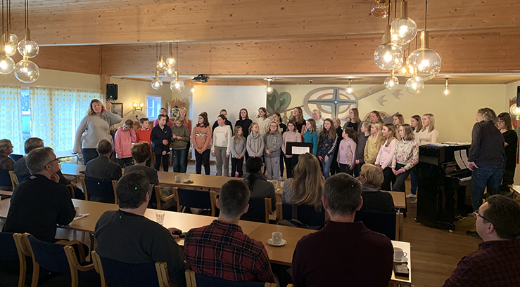 Drøyt 30 sangere fra Vivace gjorde et sterkt inntrykk på kirkemusikerne i Nidaros. Koret dirigeres av kantor Siv Anette Lorentzen (til venstre) i samarbeid med kantorene Bjørn Alexander Bratsberg og Silje Vang Pedersen (til høyre på bildet). (Foto: Magne Vik Bjørkøy)