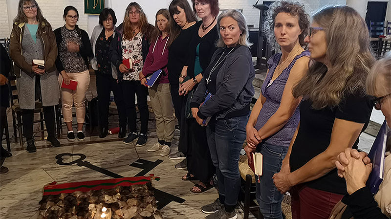 Rådgiver ved bispedømmekontoret Vigdis Aanderaa Aakre (t.h) og kirkeansatte fra Nidaros fikk et verdifullt innblikk i trosopplæring på samisk under fagdagen i Steinkjer. (Alle foto: Øystein Sørensen)