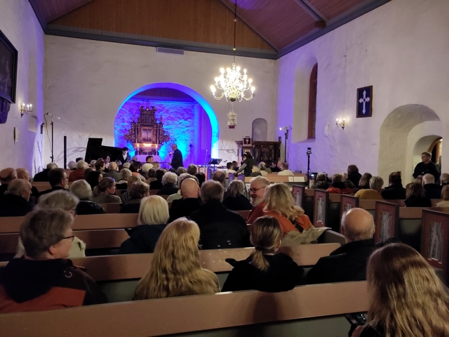 Mørkt ute og varmt inne. Åfjord kirke huset mangfoldskonserten som åpnet visitasen. Alle foto: Steinar Leirvik