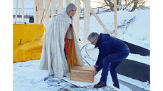 Biskop Herborg Finnset legger ned grunnsteinen for nye Rørvik kirke sammen med kirkeverge i Vikna Svein Kåre Johansen. (Alle foto: Inge Torset)