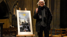 Det er et symboltung kunstverk Håkon Bleken har laget til «Biskop Arne Fjellbus kirke- og samfunnspris». Bildet har klare hentydninger til andre verdenskrig, folkets opprør utenfor domen i 1942 og Nidarosdomens styrke som kirke. (Alle foto: Magne Vik Bjørkøy)