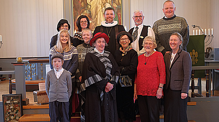 B&#229;de prest og menighet var kledd for anledningen, n&#229;r det ble holdt gudstjeneste anno 1917 i Namdalseid kirke. (Alle foto: Arne Opdal)