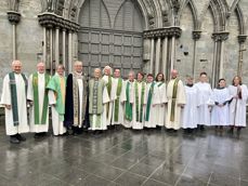 Kristin Moen Saxegaard ble søndag innsatt som domprost i Nidaros. Her står den nyinnsatte domprosten med biskop i Nidaros domprosti og preses i Den norske kirke, Olav Fykse Tveit og prester og diakon i Nidaros domprosti.