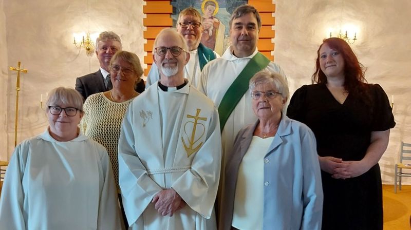 Foran f.v.: Diakonimedarbeider Heidi Fuglesøy, sokneprest Tore Holmqvist, fellesrådsleder Inger Johanne Roald Midterste rekke f.v.: Kirketjenr Bjørg Bjørvik, kantor Silvio Krauss og sekretær Silje Bjørnes Bakerst rekke f.v.: Kirkeverge Tom Skare, prost Dagfinn Thomassen.