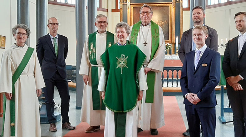 Medvirkende under innsettelsen for Wiebke Hummelgård i Børsa kirke. Fra venstre: Diakon Mette Goa Hugdal, kirkeverge Torgeir Sørhaug, sokneprest Sveinung Tennfjord, sokneprest Wiebke Hummelgård, prost Dagfinn Thomassen, menighetsrådsleder Per Morten Meistad, klokker Leif Kristian Grønning og kantor Vincentas Linkevickus. (Foto: Anne Lise Thomassen)