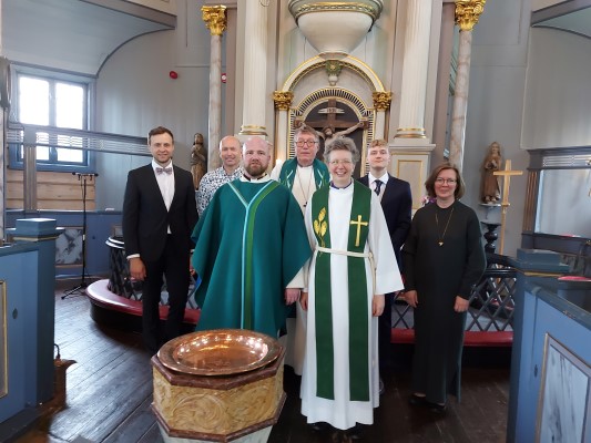 Steffen Torsteinsen Aune innsatt som ny sokneprest i Buvik, Børsa og Skaun i dag.  Foran f.v.: Sokneprestene Steffen Aune og Wiebke Hummelgård  Bak f.v.: Kantor Vincentas Linkevicius, menighetsrådsleder Andre Meldal, prost DT, klokker Sindre Grønning og diakoniarbeider Inger Synnøve Gjære.