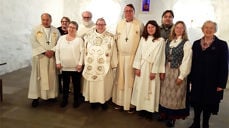 Medvirkende under innsettelsesgudstjenesten i Dolm kirke. Fra venstre: Prostiprest Bertel Aasen, kirketjener Bjørg Bjørgvik, Heidi Fuglesøy, diakon Jon Ingvar Østnes, prestevikar/sokneprest Birgith Østnes, prost Dagfinn Thomassen, diakon Maria Anonsen, kantor Silvio Krauss, kirkeverge Hege Therese Myhren og fellesrådsleder Jorunn Aune.