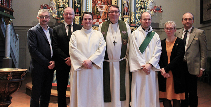 Medvirkende under innsettelsesgudstjenesten i Meldal kirke. Fra venstre: Kirkeverge Noralf Ljøkjel, leder i fellesrådet Jan Inge Holm, prestevikar/sokneprest Jonas Jensen Dahlberg, prost Dagfinn Thomassen, diakon Magne Krogsgaard, klokker Monica Hellem og leder i Meldal menighetsråd Hans Christian Borchenius. (Foto: Heidi Bjørkås Ljøkjel)