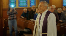 Prost Nils Åge Aune på vei inn i Strinda kirke. (Foto: Øystein Sørensen)