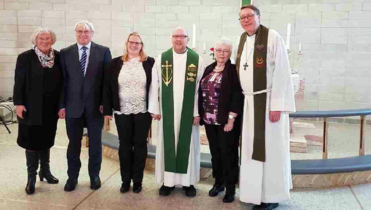 Dobbel innsettelse i Frøya, av både kantor og sokneprest. Fra venstre: Kirsti og Einar Kristiansen (foreldre til Anne Grete), kantor Anne Grete Øydna, sokneprest Knut Torfinn Øydna, Bjørg Elisabeth Øydna (mor til Knut Torfinn)  og prost Dagfinn Thomassen. (Foto: Torfrid Karina Klungland)