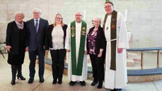 Dobbel innsettelse i Frøya, av både kantor og sokneprest. Fra venstre: Kirsti og Einar Kristiansen (foreldre til Anne Grete), kantor Anne Grete Øydna, sokneprest Knut Torfinn Øydna, Bjørg Elisabeth Øydna (mor til Knut Torfinn) og prost Dagfinn Thomassen. (Foto: Torfrid Karina Klungland)