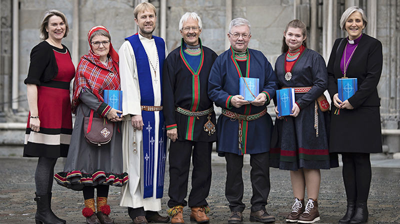 En historisk dag for sørsamisk kirkeliv, da den nye tekstboka ble innviet i Nidarosdomen. Medvirkende fra venstre: Generalsekretær i bibelskapet Ingeborg Mongstad-Kvammen, konsulent i Samisk kirkeråd Tove-Lill Labahå Magga, prest i sør-samisk område Einar Bondevik, bibeloversetter Bierna Bientie, leder for menighetsrådet i Samien Åålmege Sigfred Jåma, ungdomsleder Jenny Kkrihke Bendiksen og biskop Herborg Finnset. (Alle foto: Elin Iversen)