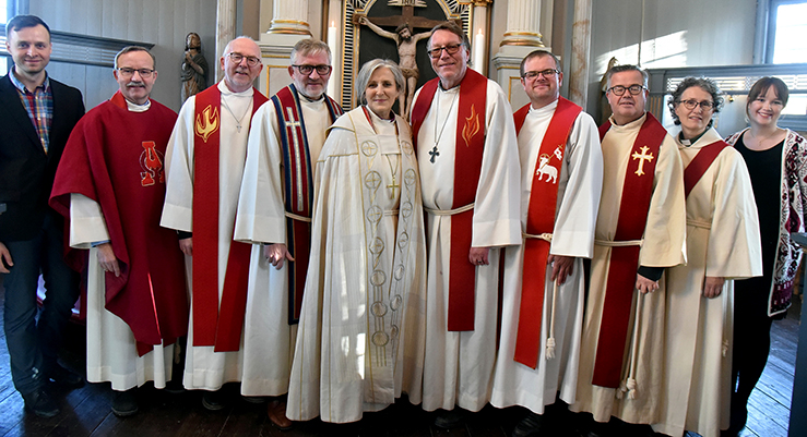 Medvirkende under jubileumsgudstjenesten i Buvik kirke. Fra venstre: Kantor Vincent Linkevicius, sokneprest i Børsa og Skaun Pål Ove Lilleberg, tidligere sokneprest i Børsa og Skaun Stein Ellinggard, sokneprest i Buvik Sveinung Tennfjord, biskop Herborg Finnset, prost i Orkdal Dagfinn Thomassen, prostiprest Jarle Bryne, tidligere sokneprest i Buvik Dagfinn Bjerkestrand, diakon Mette Goa Hugdahl og kirketjener Ingrid Agate Bjerkestrand. (Foto: Gunvor Nyvoll Kjerstad)