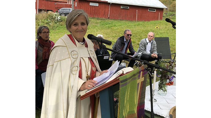 Biskop Herborg Finnset ved den provisoriske talerstolen på Kjerkflå.