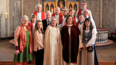 Noen av de som medvirket under den høytidelige jubileumsgudstjenesten i Moe kirke. Foran fra venstre: Margit Sødal, Astrid Svinsås, biskop Herborg Finnset, Åse Rugland og Trine Snekvik Fagerli. Andre rekke fra venstre: Kristin Strand, Jan Arild Dahl, Jorhild Ljøkjel, Elfrid Marie Hollevik-Bakken og Kirsti Kristiansen. Bak fra venstre: Birger Foseide, Bertel Aasen, Heidi Bjørkås Ljøkjel og Dagfinn Thomassen.(Alle foto: Noralf Ljøkjel)