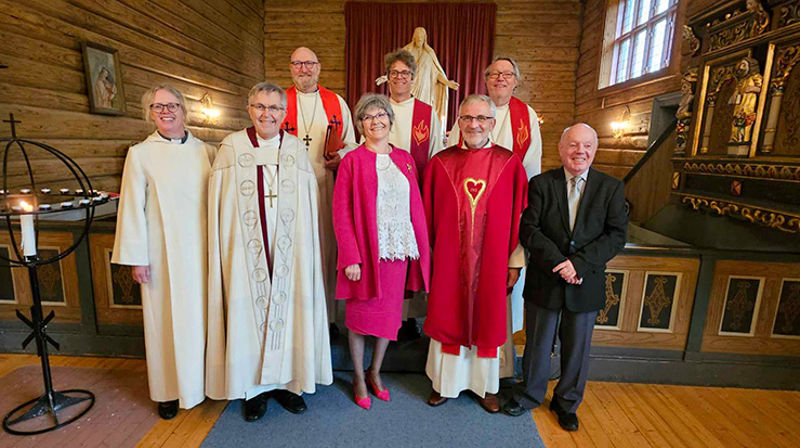 Noen av deltagerne under jubileumsgudstjenesten for 350 år gamle Leinstrand kirke. Fra venstre. diakon Unni Taraldsen Engen, biskop em. Tor Singsaas, prost Håkon Olaussen, Karon Wanvik (som har laget den nye messehagelen), tidligere sogneprest Sveinung Enstad, sogneprest Sveinung Tennfjord (ikledd ny messehagel), tidligere sogneprest Dagfinn Thomassen og kirketjener Helge Venås. (Foto: John Wanvik)