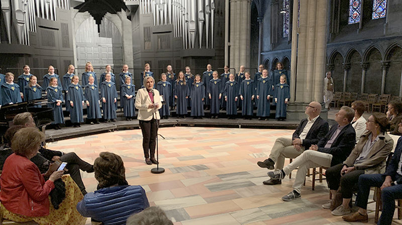 Biskop Herborg Finnset ønsket NRK-ledelsen velkommen til Nidarosdomen. Til høyre for biskopen sitter kringkastingssjef Thor Gjermund Eriksen, kringkastingsrådsmedlem Vebjørn Selbekk, NRK-journalist Elisabeth Skarrud og kringkastingsrådets sekretær Erik Skarrud. (Foto: Magne Vik Bjørkøy)